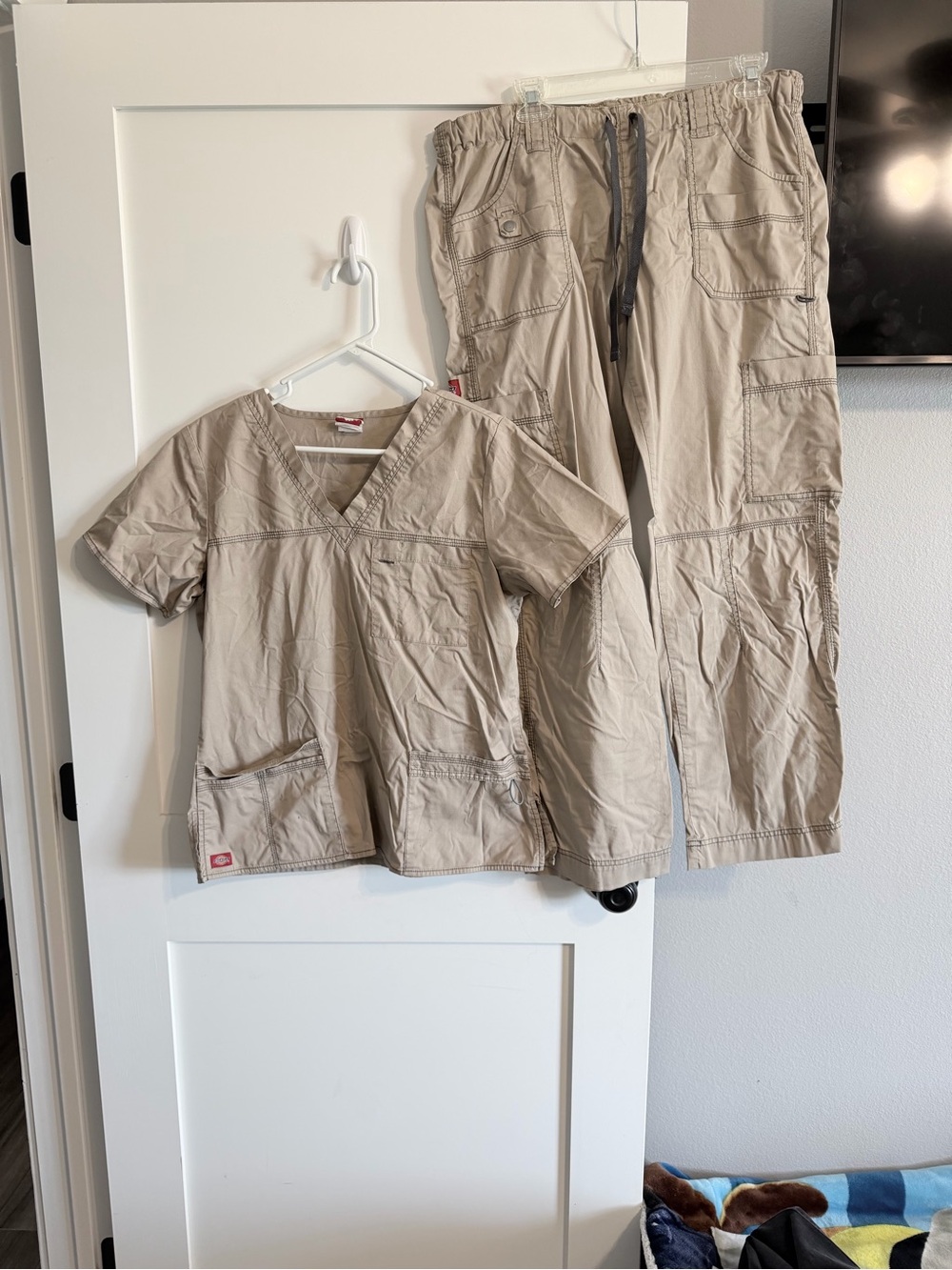 Dickies womens Tan Cargo Scrub Set – Pocketed Utility Top & Pants